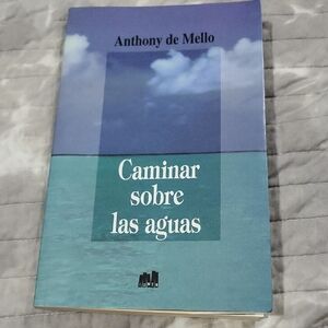 Caminar sobre las aguas Book by Anthony de Mello
